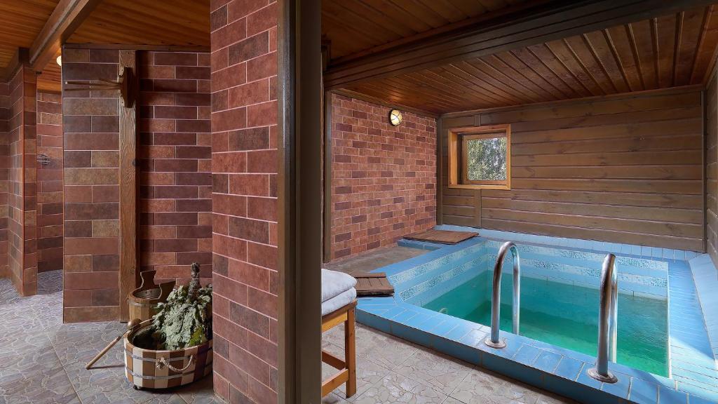 Bazén v ubytování HOT SPRINGS nebo v jeho okolí