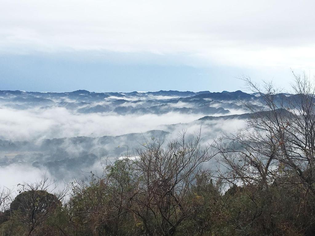 una vista de un valle nublado con árboles y nubes en Private - Villa - tsubasa- Vacation STAY 4192, en Kimitsu