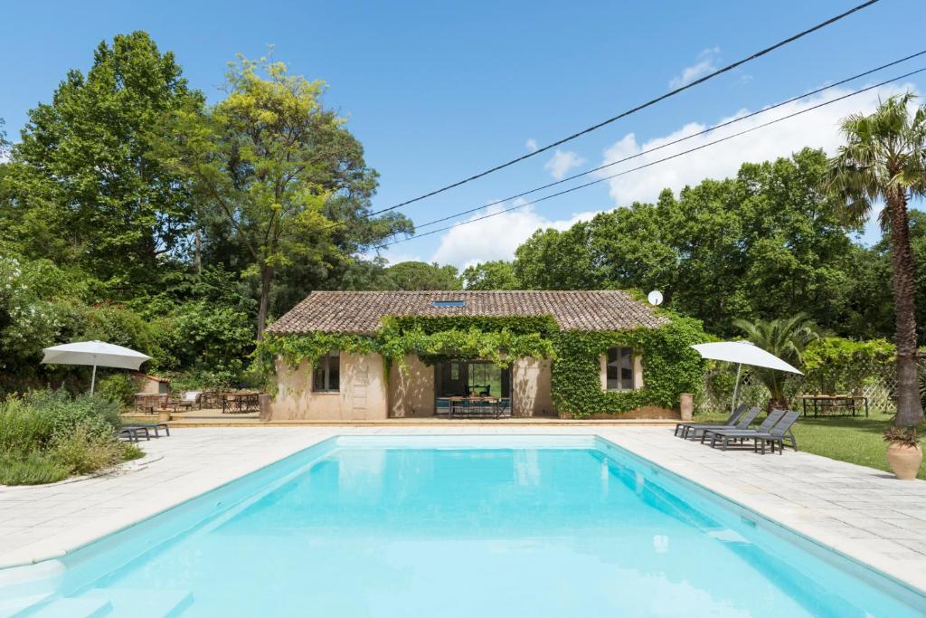 une villa avec une piscine et une maison dans l'établissement Le Moulin Haut Gîtes, Bien-Être et Permaculture, à Villeneuvette