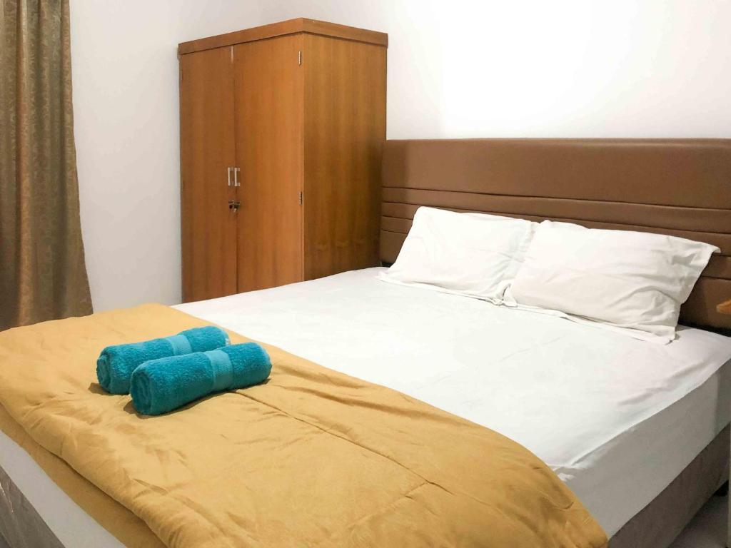 Postel nebo postele na pokoji v ubytování Sofia Residence Syariah Mitra RedDoorz