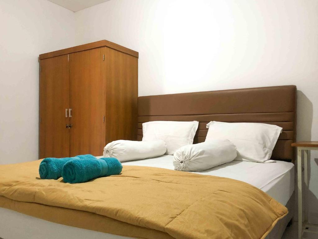 Postel nebo postele na pokoji v ubytování Sofia Residence Syariah Mitra RedDoorz
