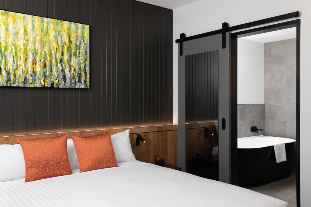 Postel nebo postele na pokoji v ubytování Hotel Verge Launceston