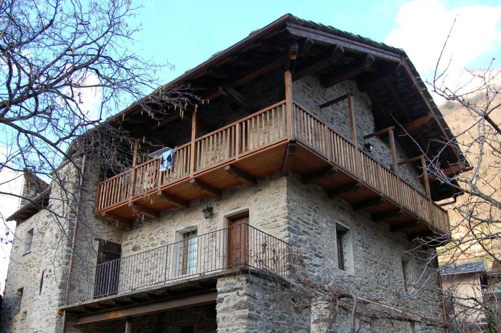 a building with a balcony on top of it at Il Nocciolo in Bard