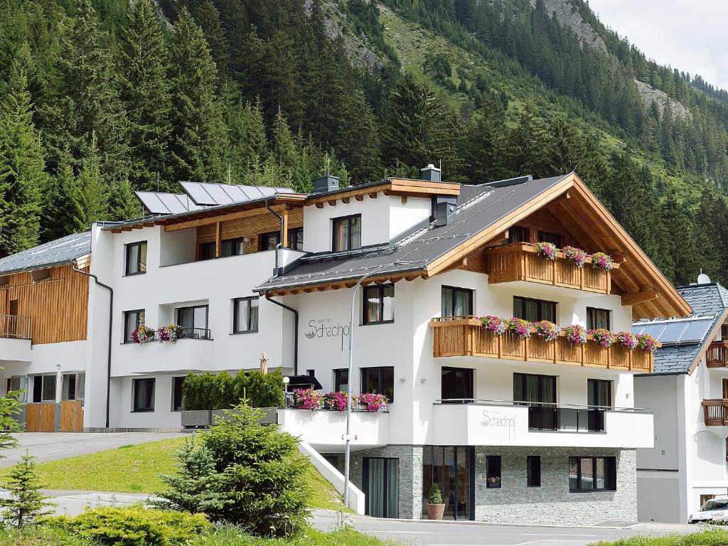 Nespecifikovaný výhled na hory nebo výhled na hory při pohledu z aparthotelu