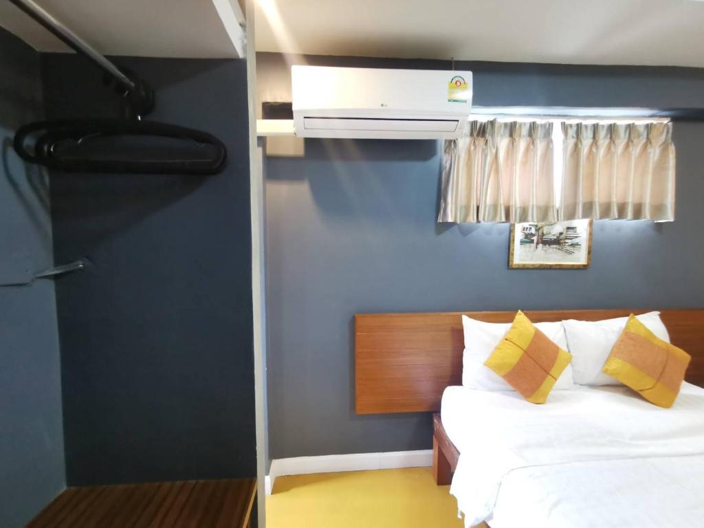 チェンマイにあるL'NER chiang maiの青い壁のベッドルーム1室(ベッド1台付)