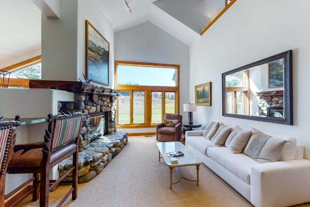 a living room with a white couch and a fireplace at Legends Hideout in Sun Valley