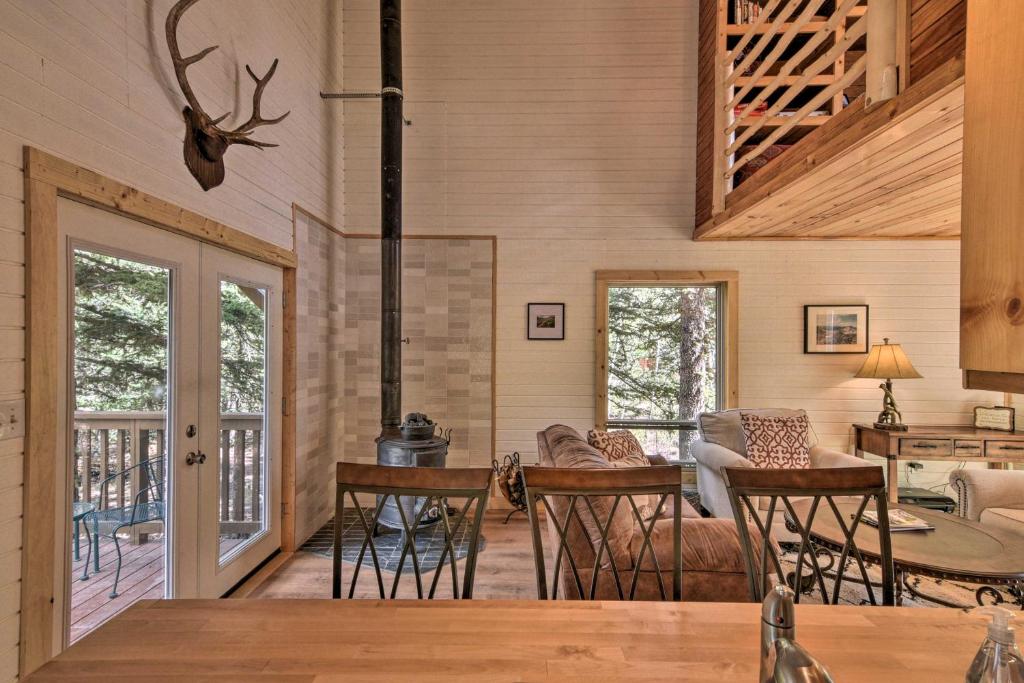 una sala de estar con una mesa y sillas en Woodsy Cabin Hideaway with Deck Hike, Fish, Escape, en Bordenville