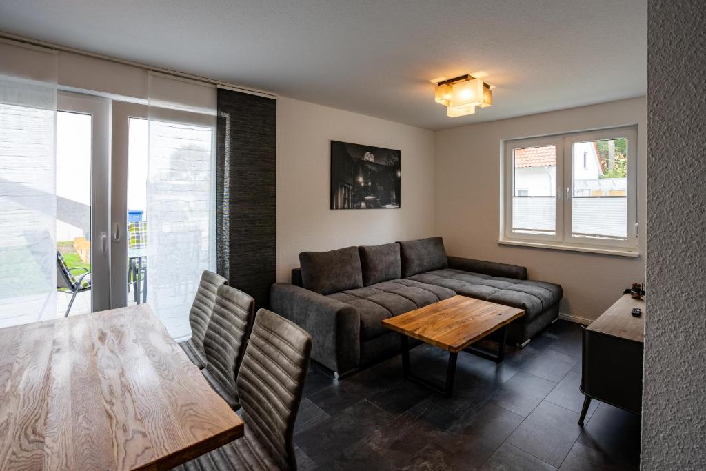 een woonkamer met een bank en een tafel bij AusZeit ! in Wernigerode