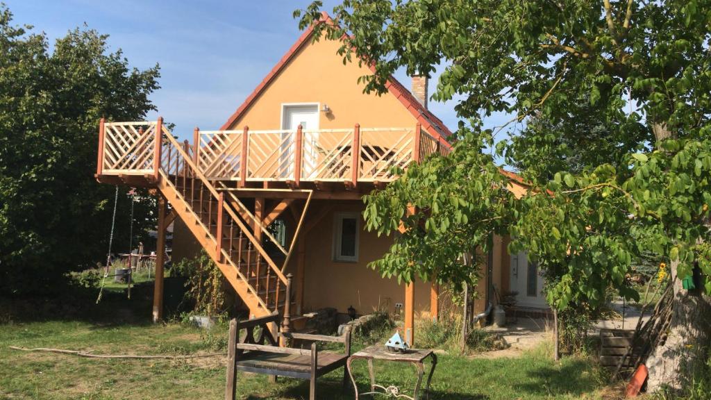 une maison avec une terrasse au-dessus dans l'établissement Ferienwohnung in der Uckermark am Oberuckersee OT Warnitz, à Warnitz