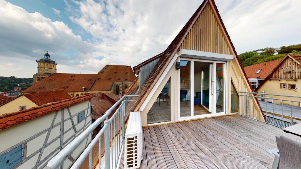 a balcony with a view of a building at Karl V - Geschichte leben im Herzen der Altstadt in Schwäbisch Hall
