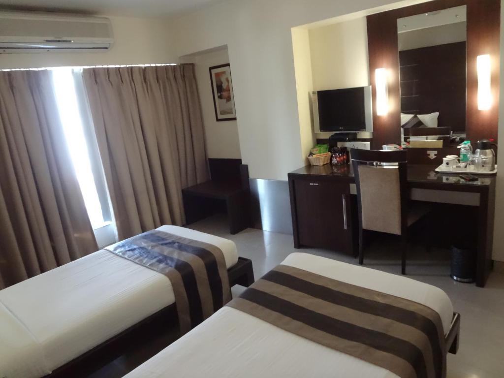 Una cama o camas en una habitación de Hotel Suba Galaxy Mumbai
