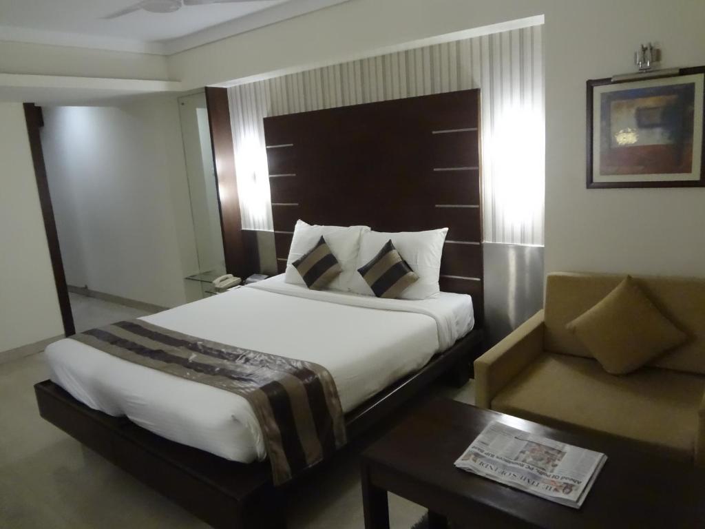 Una cama o camas en una habitación de Hotel Suba Galaxy Mumbai