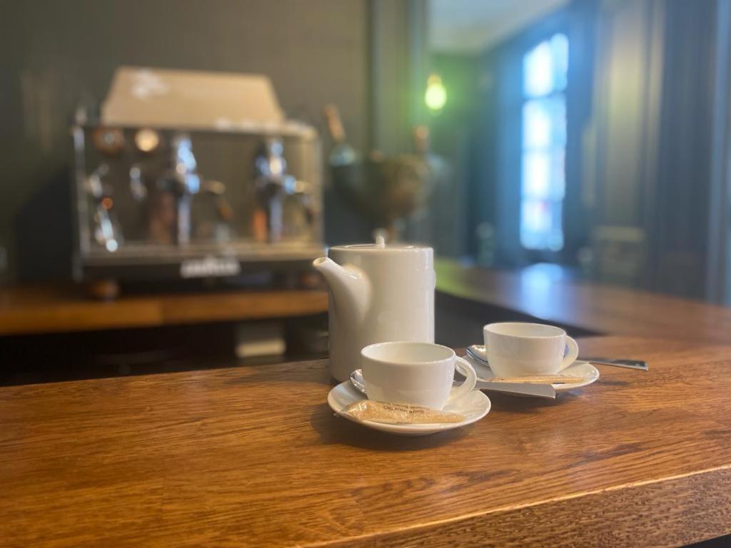 Příslušenství pro přípravu čaje a kávy v ubytování Hôtel Loysel le Gaucher