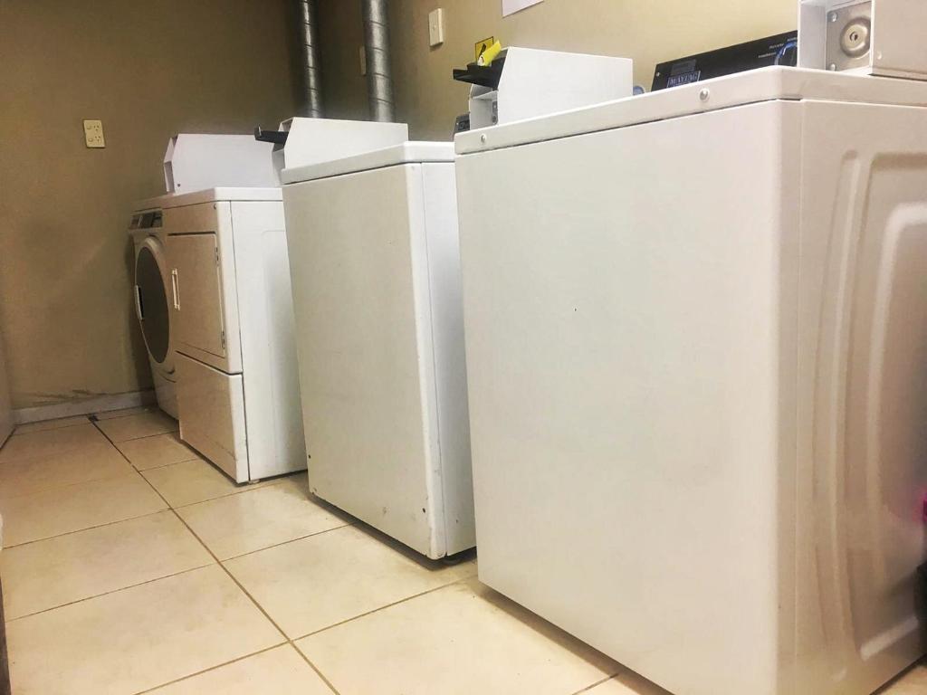 Surf 'N' Snow Backpackers Across Sky Tower - Resim 39