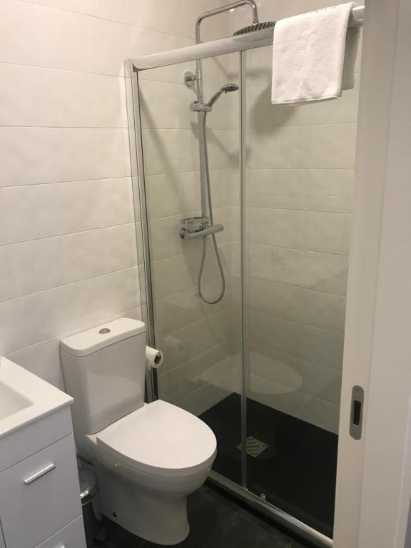 e bagno con servizi igienici e doccia in vetro. di Guest House Alojamento Local centro Ponte de Lima a Ponte de Lima