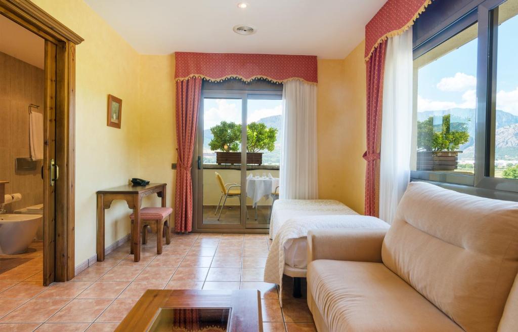 Hotel Restaurant Cal Petit - Comfort Triple Room