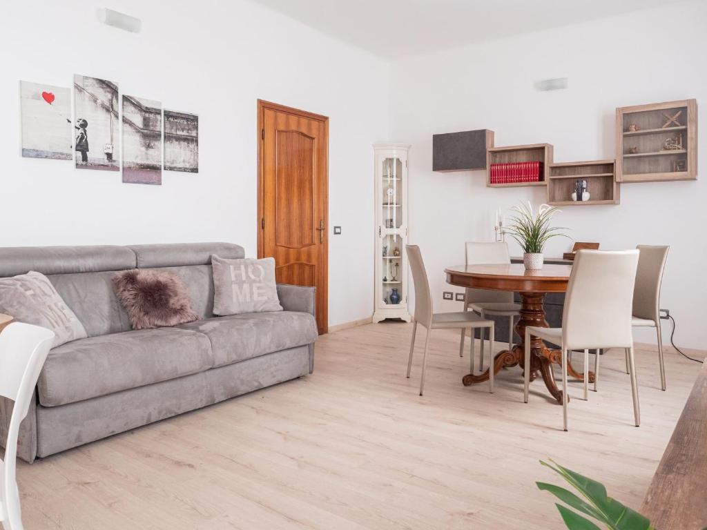 un soggiorno con divano e tavolo di The Best Rent - Lovely two rooms apartment with terrace in Buenos Aires a Milano