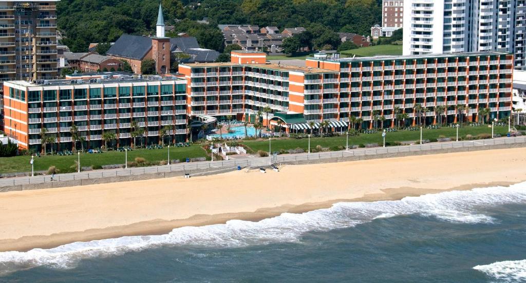 Holiday Inn & Suites Virginia Beach - North Beach, an IHG Hotel في فرجينيا بيتش: اطلالة جوية على الشاطئ والمحيط