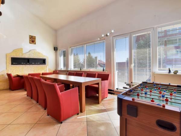 カルパチにあるMaryniaのテーブルと赤い椅子付きの広い客室です。