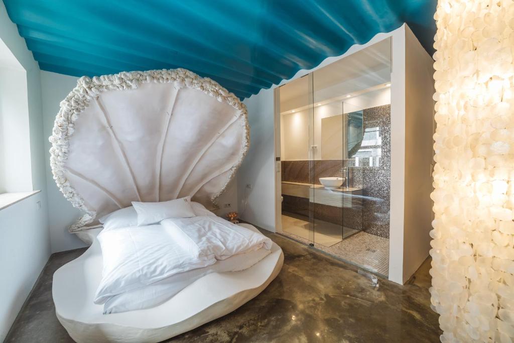 ケルンにある18Arts Hotel - Living in a Gallery!の青い天井のベッドルーム1室(白いベッド1台付)