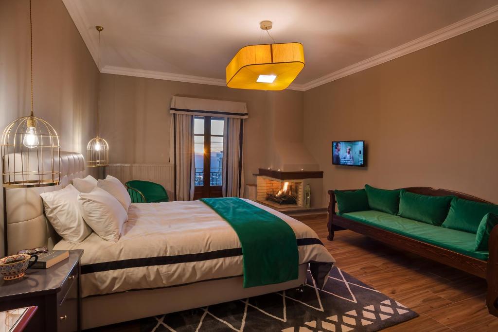 Postel nebo postele na pokoji v ubytování Ef Zin Hotel Arachova