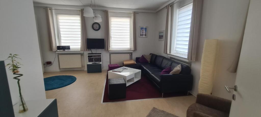 ein Wohnzimmer mit einem Sofa und einem Tisch in der Unterkunft Appartement Vanille, Ferienwohnung mit eigenem Eingang, wie ein kleines Haus in Bad Salzuflen