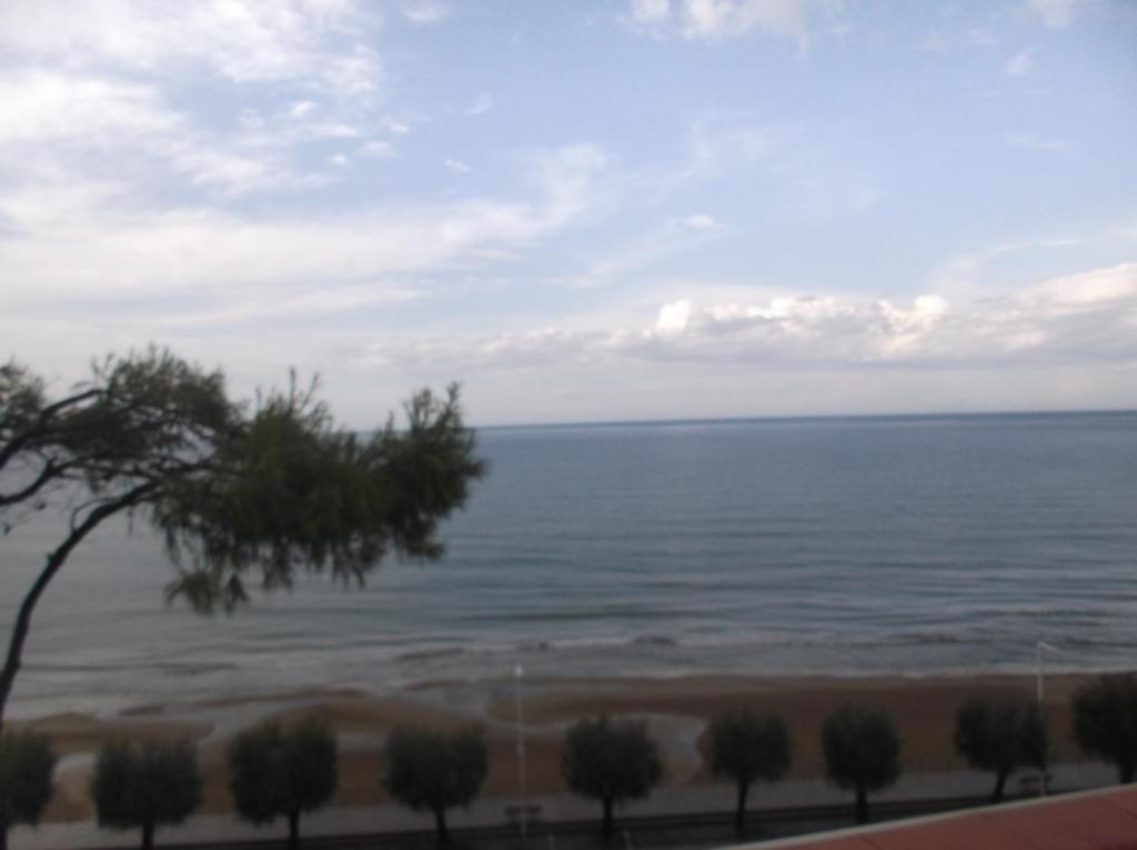 - Balcón con vistas al océano en Affittacamere Murgenere en Vico del Gargano