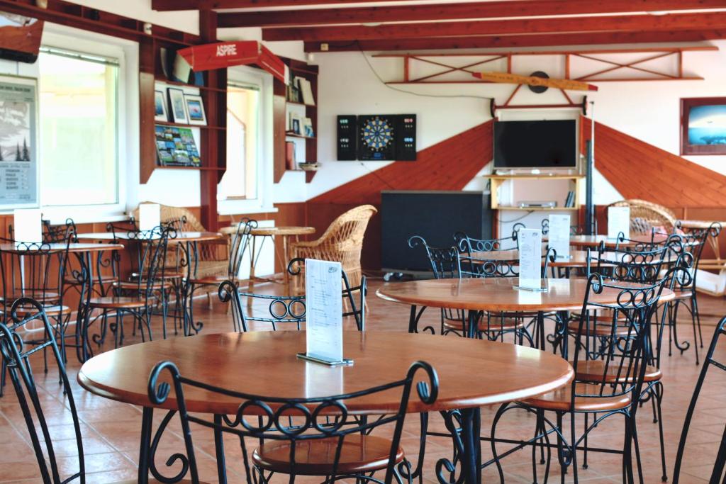 Restauracja lub miejsce do jedzenia w obiekcie Matkó Airport és Élményközpont