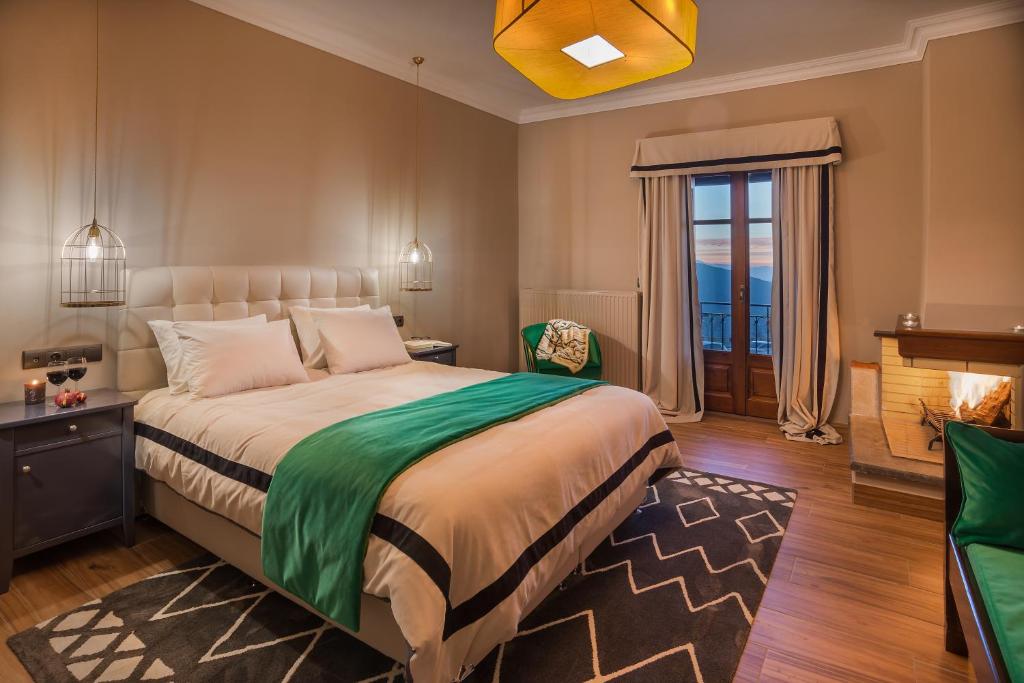Postel nebo postele na pokoji v ubytování Ef Zin Hotel Arachova