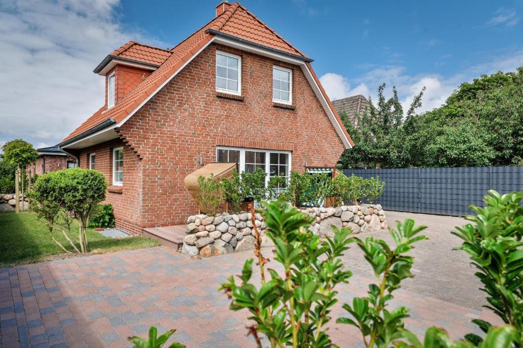 una casa in mattoni con recinzione e vialetto di mattoni di Sylt Seascape I a Westerland