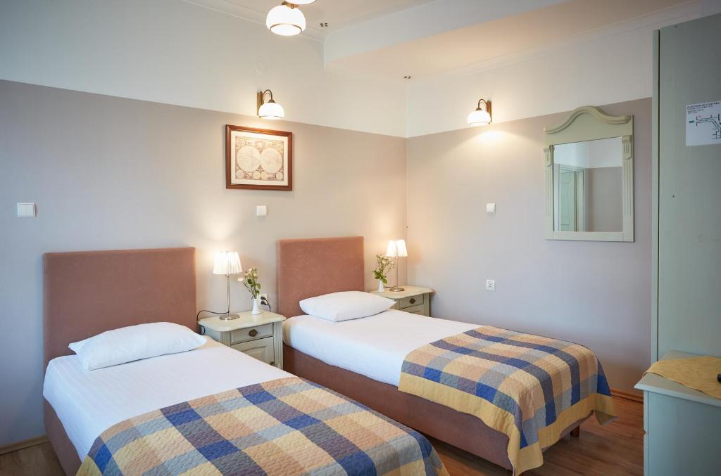 Habitación de hotel con 2 camas y espejo en Batory Annex en Cracovia
