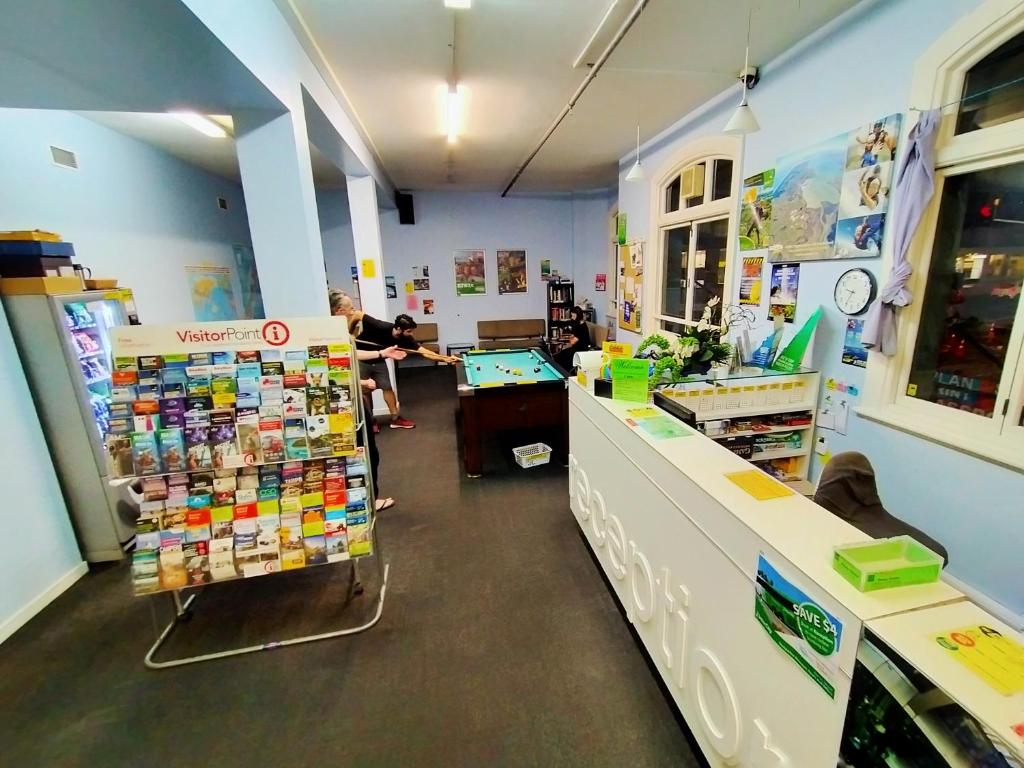 Surf 'N' Snow Backpackers Across Sky Tower - Resim 34