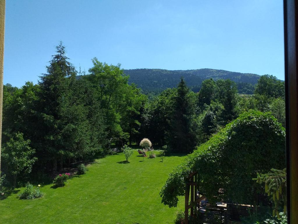 Výhľad na hory alebo výhľad na hory priamo z v penzióne/hostinci