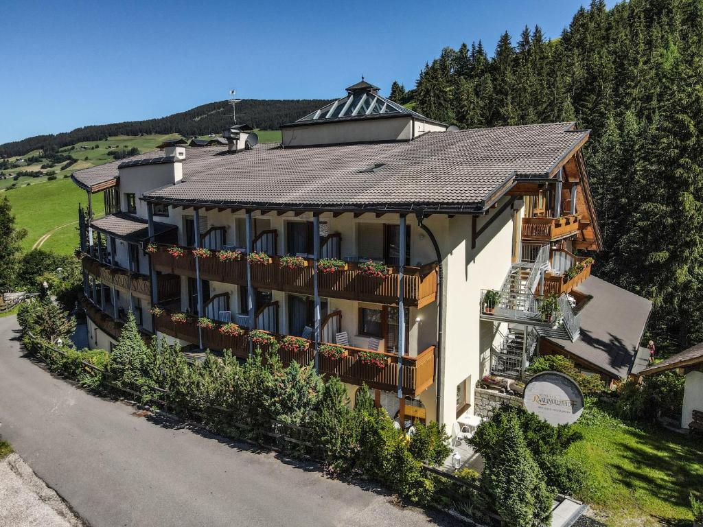 Nespecifikovaný výhled na hory nebo výhled na hory při pohledu z hotelu