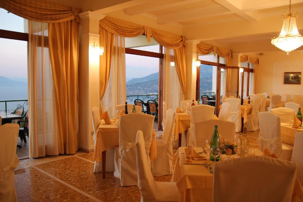 Nespecifikovaný výhled na hory nebo výhled na hory při pohledu z hotelu