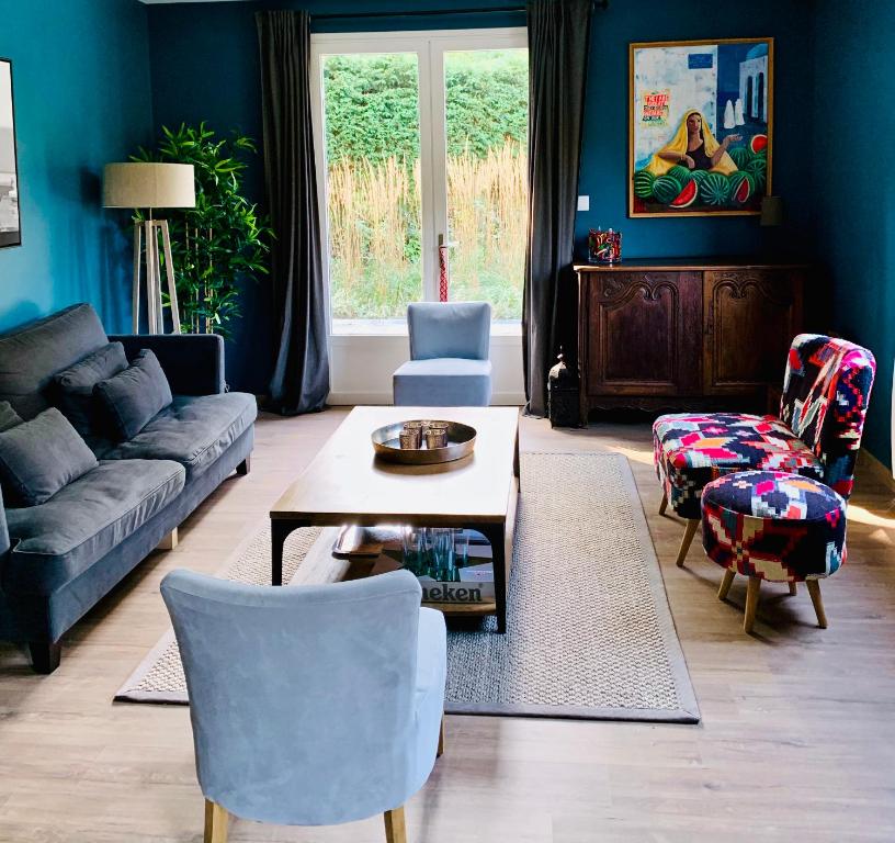 - un salon avec un canapé, une table et des chaises dans l'établissement MAISON 4 CHAMBRES AVEC JARDIN & PARKING PRIVE, à Le Touquet-Paris-Plage
