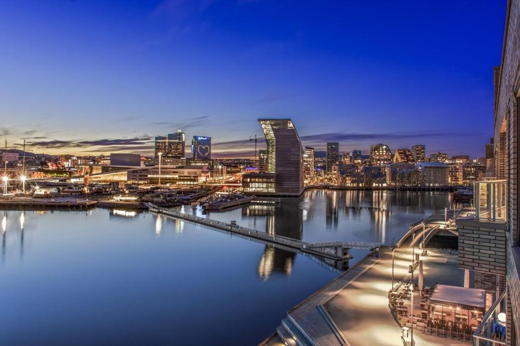 vista notturna sullo skyline della città di Seafront Penthouse Oslo a Oslo