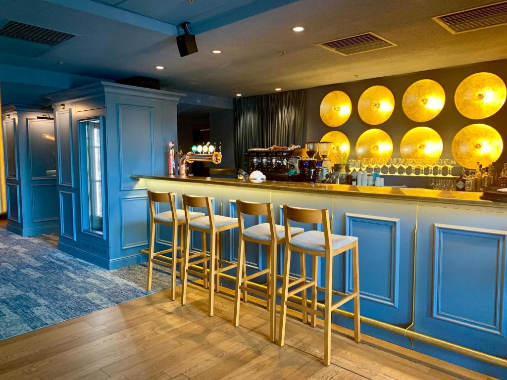 Lounge nebo bar v ubytování Ramada by Wyndham Oradea