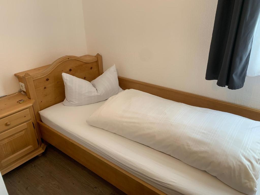 Postel nebo postele na pokoji v ubytování Gasthof zum Waldstein