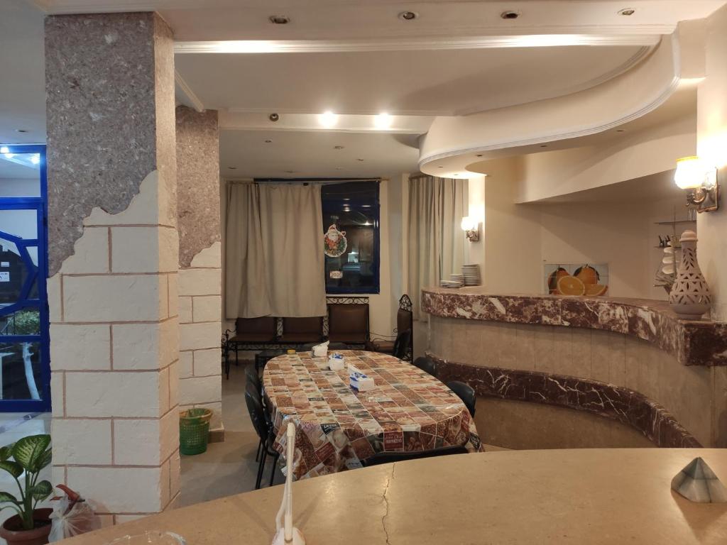 uma sala de jantar com uma mesa num quarto em Canary Hotel em Hurghada