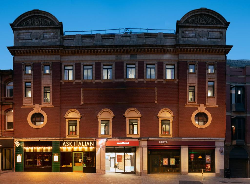 een oud bakstenen gebouw op de hoek van een straat bij easyHotel Leeds in Leeds