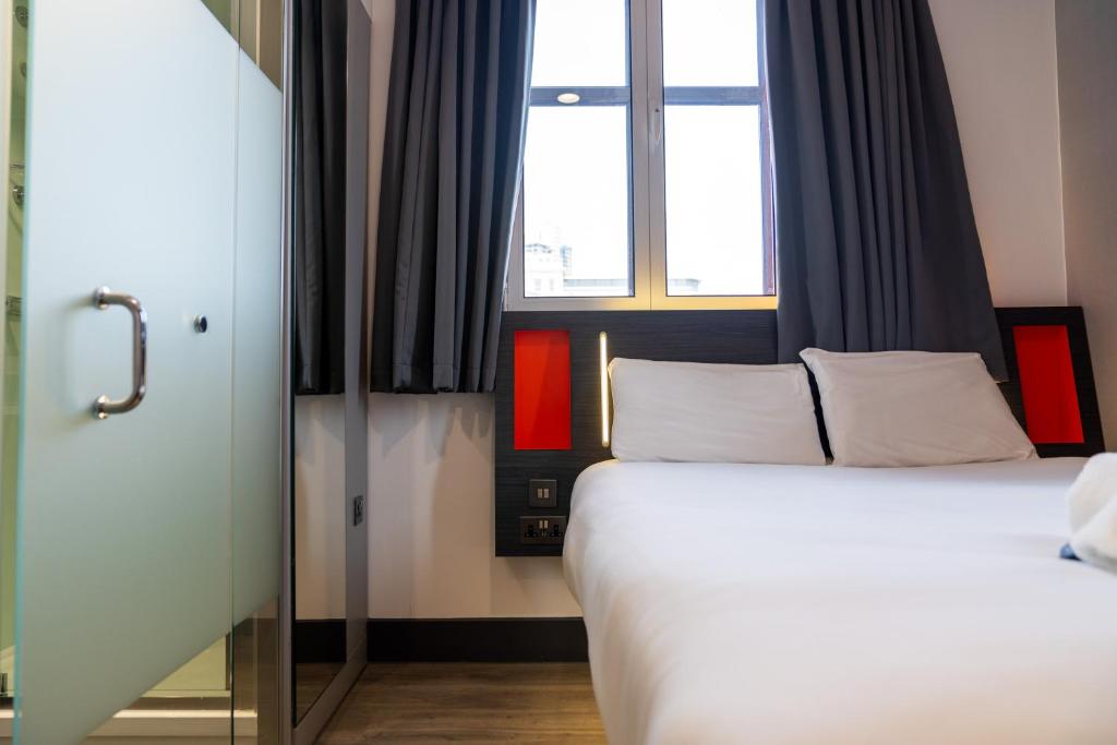 Postel nebo postele na pokoji v ubytování easyHotel Leeds