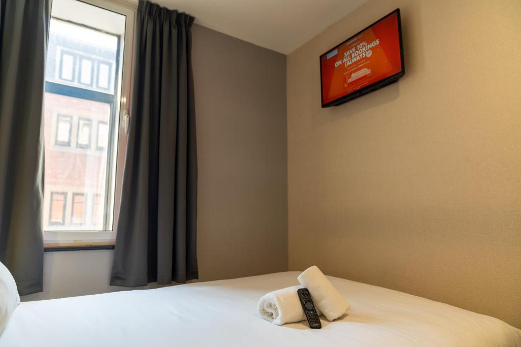 Postel nebo postele na pokoji v ubytování easyHotel Leeds