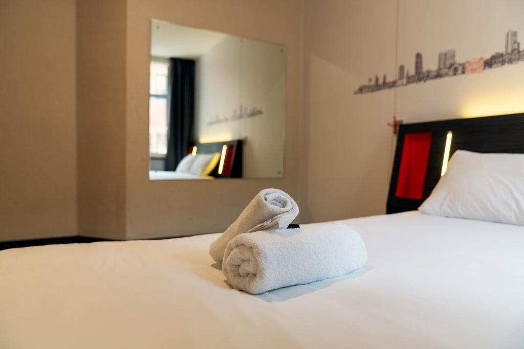 Postel nebo postele na pokoji v ubytování easyHotel Leeds