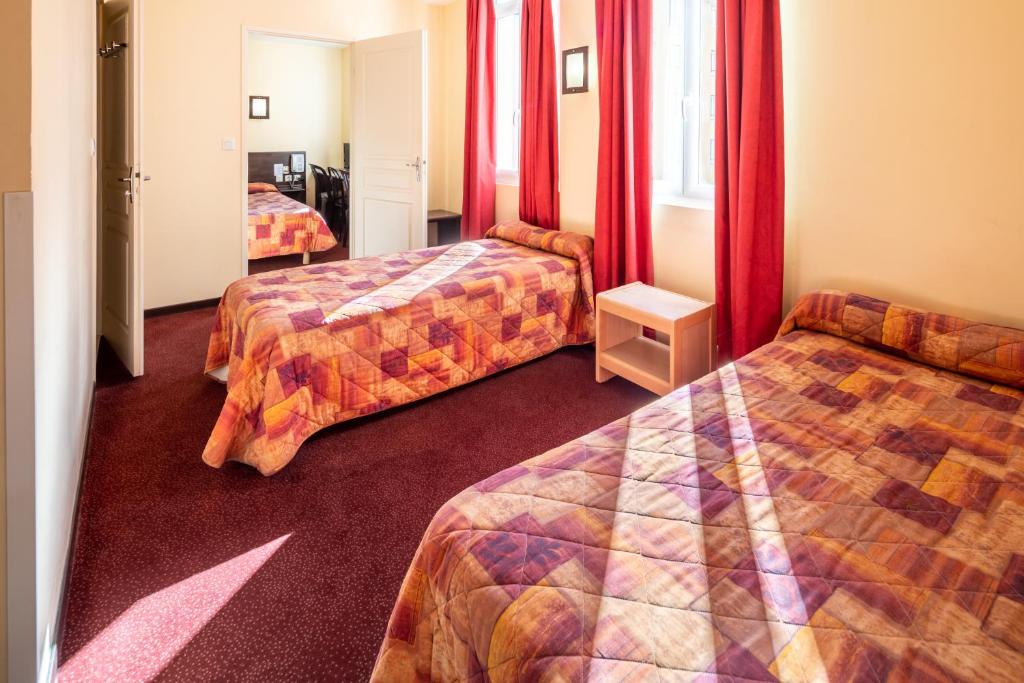 Postel nebo postele na pokoji v ubytování Hôtel Estival Arriel