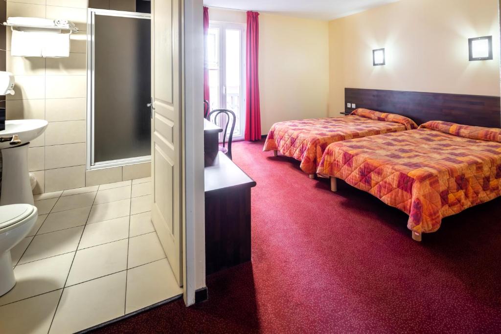 Postel nebo postele na pokoji v ubytování Hôtel Estival Arriel