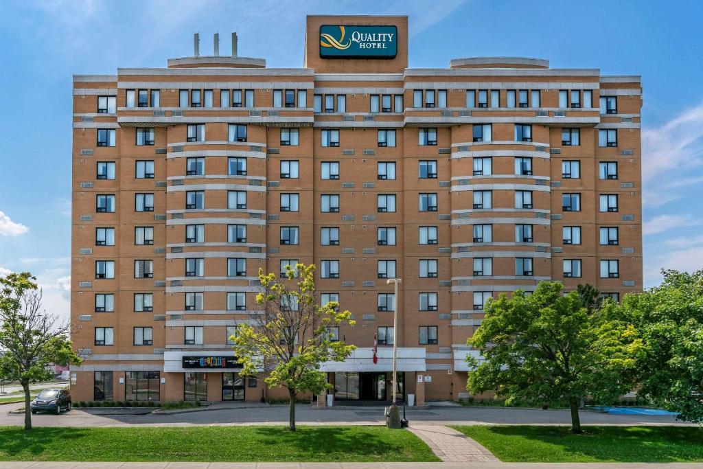 Un bâtiment avec un panneau en haut dans l'établissement Quality Inn and Suites Montreal East, à Montréal