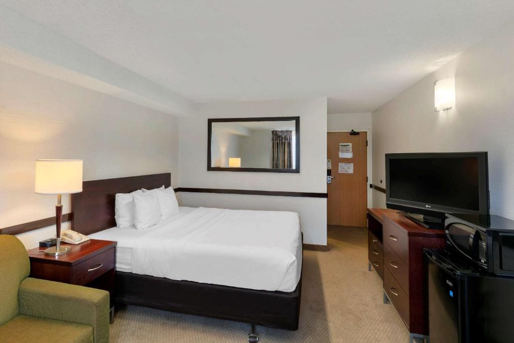 TV a/nebo společenská místnost v ubytování Quality Inn and Suites Montreal East