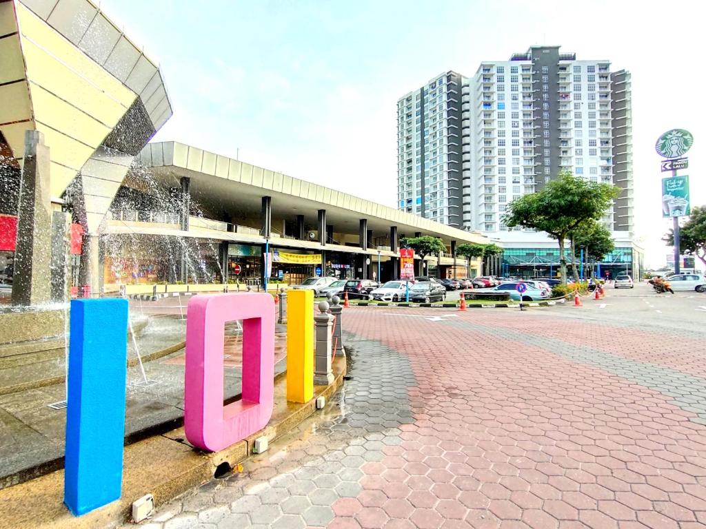 クライにあるKulai D'Putra Suites 1min to ioiMall near JPO, Senai Airportの通りを読む看板のある建物
