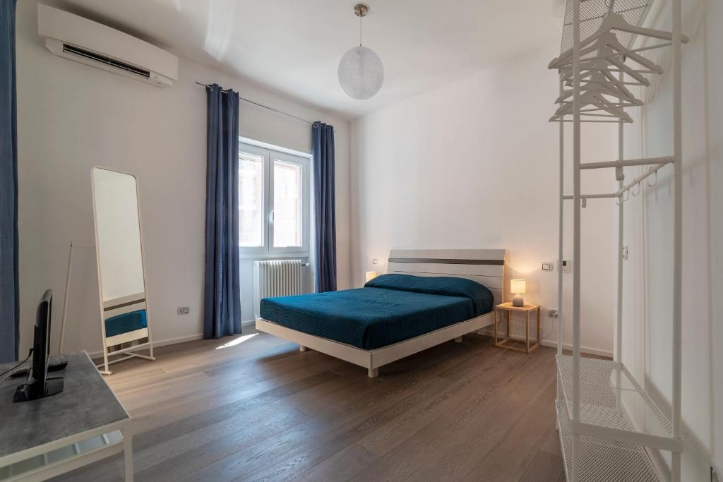 una camera con letto, scrivania e TV di Vatican Museums Cosy Flat a Roma